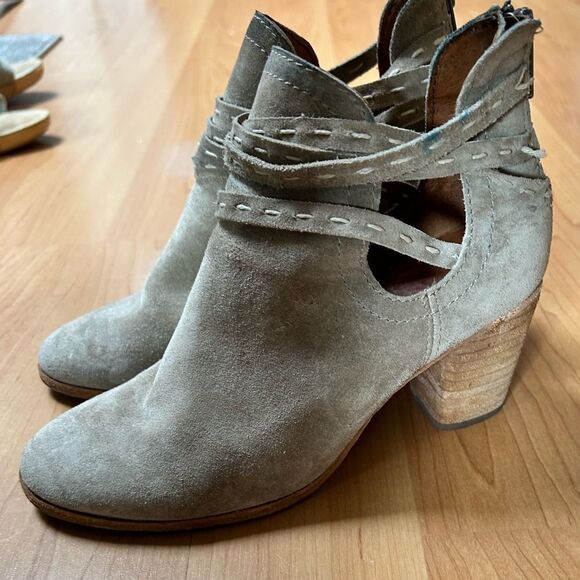 FRYE Women's Naomi Pickstitch Shootie Ankle Boot Ash Grey Suede Size 6 GUC - Picture 2 of 11